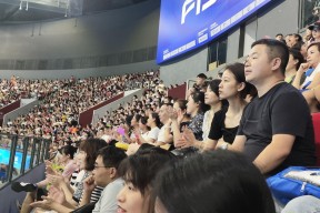 华体会hth-决赛现场观众席座无虚席,气氛热烈