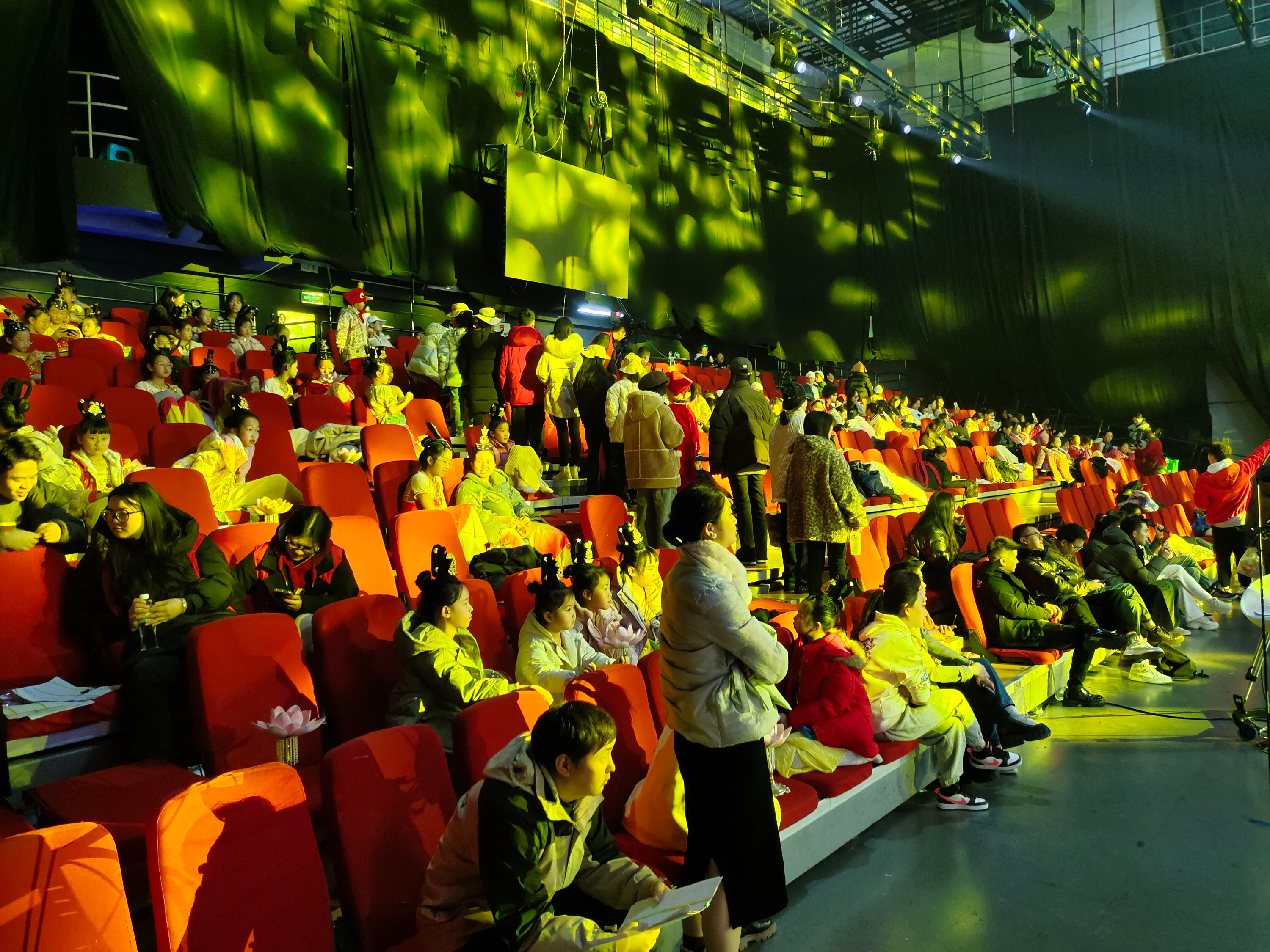 华体会hth-决赛现场观众席座无虚席,气氛热烈  第2张 华体会hth-决赛现场观众席座无虚席,气氛热烈  第2张